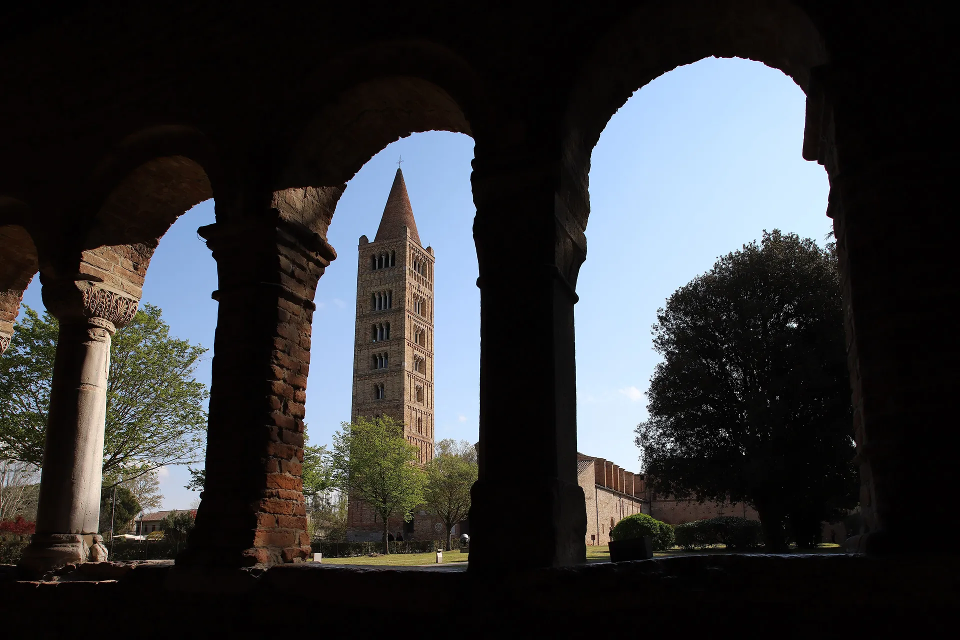 Il campanile dell'Abbazia di Pomposa visto tra gli archi del porticato